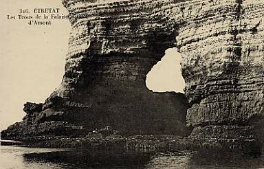 Etretat. Les trous de la Falaise d'Amont.