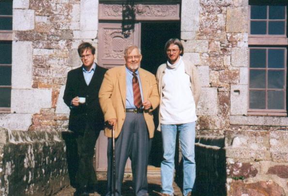 Nicolas Malais, Karl D. Uitti & Thierry Gillyboeuf au colloque Gourmont de Cerisy, octobre 2002.